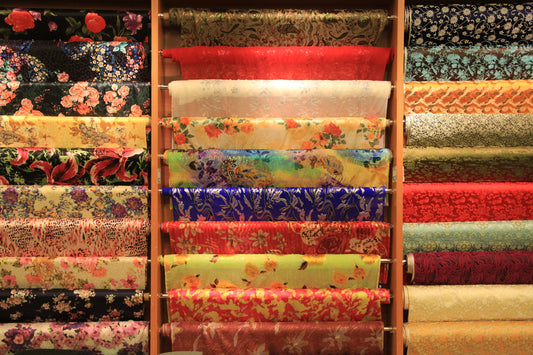 Цветна естествена коприна в различни цветове.